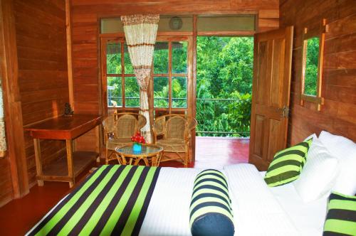 埃拉Green cottage Ella的卧室配有一张床、一张书桌和窗户。