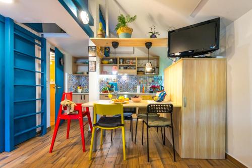 卡特兹奥布萨维Boho House 4 in camp Terme Catez的一间带桌椅的厨房和一台电视