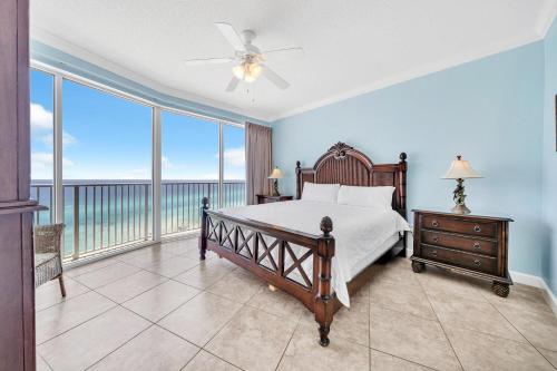 巴拿马城海滩Boardwalk 1209的一间卧室配有一张床,享有海景