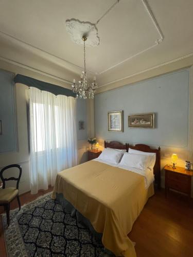 丘西Residenza Dei Ricci的一间卧室配有一张大床和一个吊灯。