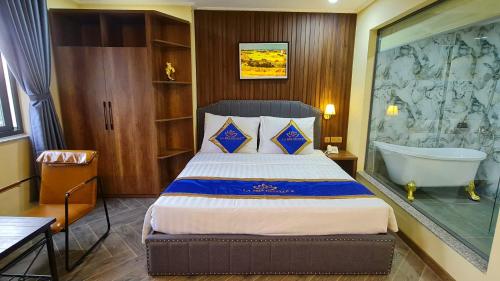 波来古市LA MIA Lakeview Hotel的一间卧室配有一张床和一个浴缸。