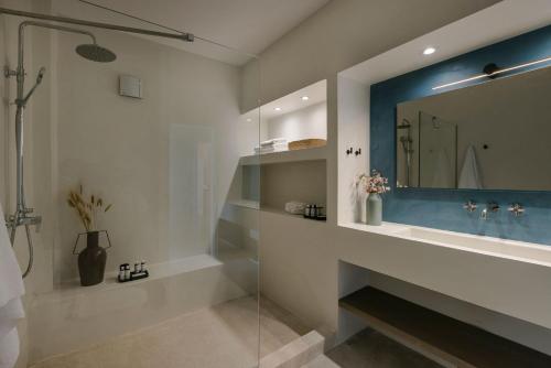 LépedhaVilla Mirto - Iris sunset villas的带淋浴和镜子的浴室