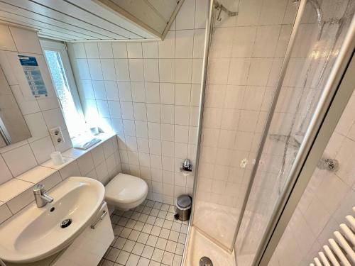 韦斯特兰Haus-Inken-Maria-Ost的浴室配有卫生间、盥洗盆和淋浴。