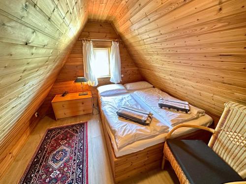 韦斯特兰Haus-Inken-Maria-West的小木屋内的小型客房 - 带一张床