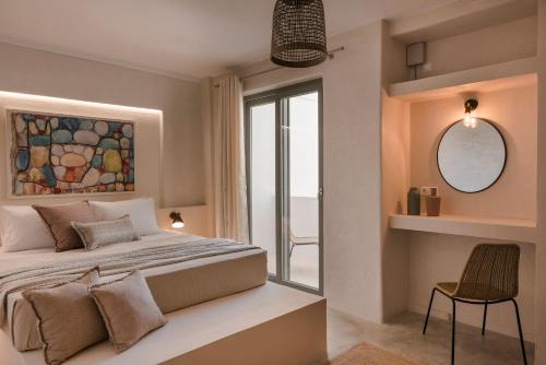 LépedhaVilla Mirto - Iris sunset villas的一间卧室配有一张带窗户和镜子的床