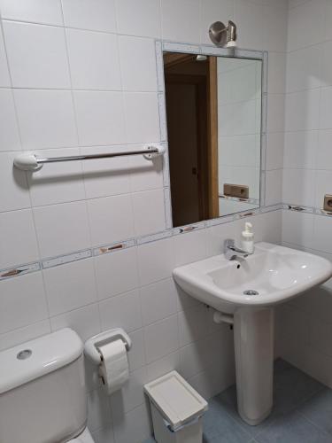 奥维多Los Prados - HUCA Oviedo - Parking gratuito的一间带水槽、卫生间和镜子的浴室