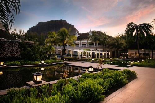 勒莫尔尼瑞吉毛里求斯度假酒店 的一座带游泳池和山脉的度假村