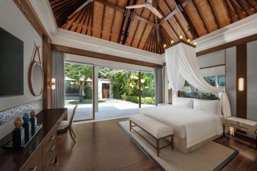 努沙杜瓦巴厘岛努萨杜瓦拉古纳豪华假日温泉酒店的卧室配有白色的床和书桌