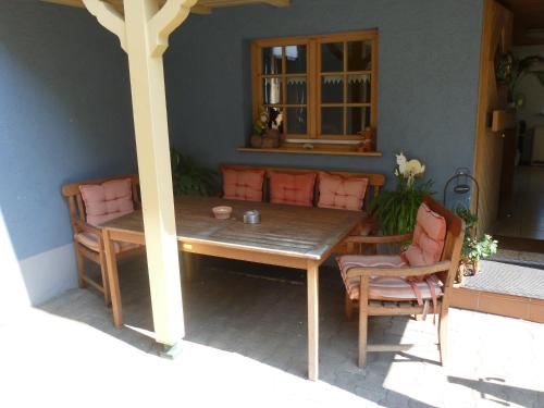 灵斯海姆里萨贝私人民宿的庭院里的一张木桌和椅子