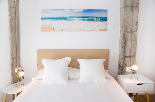 格罗韦P1 O Grove centro puerto的卧室配有白色的床铺和白色的枕头