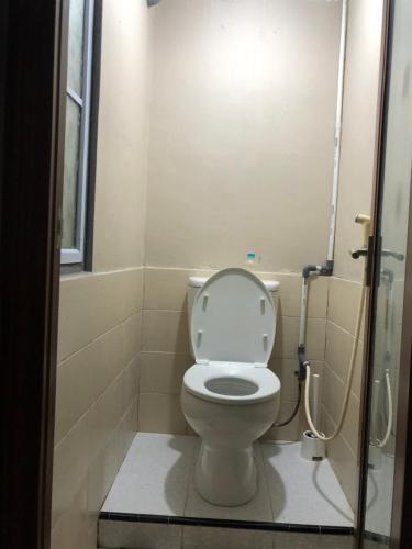 巴淡岛中心Mitra@MitraguesthouseB28-6的一间带卫生间和盖的浴室