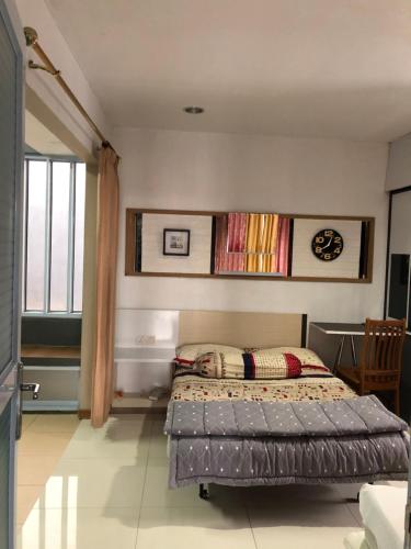 巴淡岛中心Mitra@MitraguesthouseB28-6的一间卧室设有一张床和一个大窗户