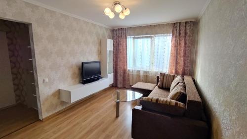 里加Julias Apartments Riga, 3x rooms的带沙发和电视的客厅