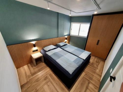 法纳贝海滩Stonefall Tenerife Holiday Apartment Las Americas的一间卧室,卧室内配有一张大床