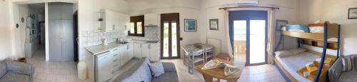 卡拉马基亚历山大海滩酒店的带宿舍间的厨房的3个景观