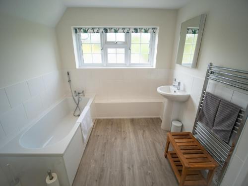 伯利Helmsdale的白色的浴室设有浴缸和水槽。