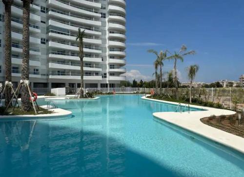 瓦伦西亚Apartamento luxury frente al mar的大型公寓大楼前的大型游泳池