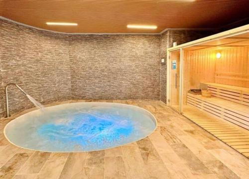 瓦伦西亚Apartamento luxury frente al mar的一间大浴室,内设一个大浴缸