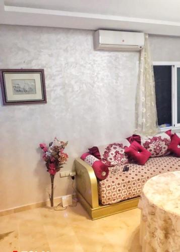 得土安wilaya centre的客厅配有沙发和花瓶
