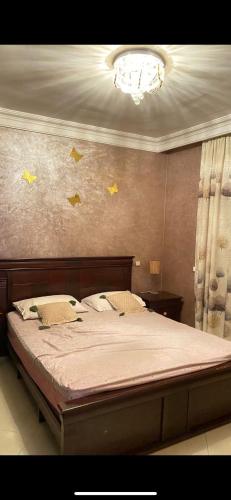 得土安wilaya centre的卧室配有一张墙壁上黄色星的床铺。