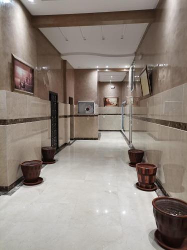 得土安wilaya centre的大厅,大楼里有一排厕所