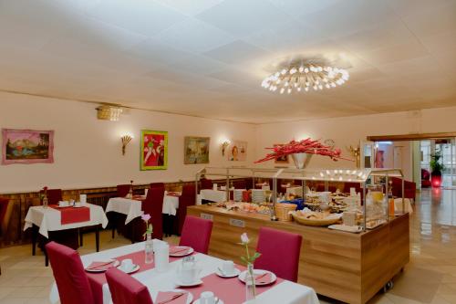 科隆艾斯普兰纳德酒店的一间带桌椅的餐厅以及一间自助餐