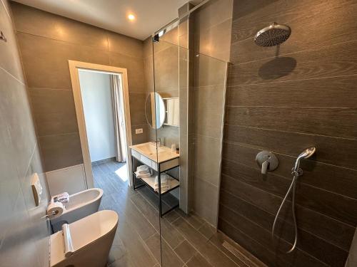 都拉斯Split Rooftop Suites的带淋浴、卫生间和盥洗盆的浴室