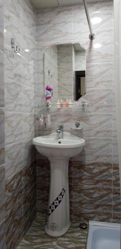 苦盏Khujand Star的一间带水槽和镜子的浴室