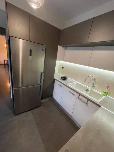亚历山德鲁波利斯Villa Joanne的厨房配有不锈钢冰箱和白色橱柜
