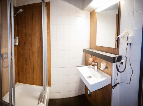 埃默里希Hotel Rheinpromenade8的一间带水槽和淋浴的浴室