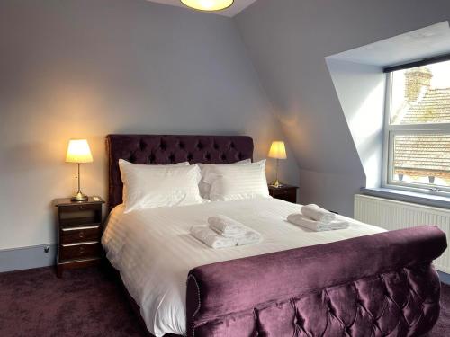 KentFour Candles Retreat - Stunning 2 Bd No Guest Fees的一间卧室配有一张大床和两条毛巾
