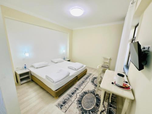撒马尔罕Samarkand Travel Hotel的一间小卧室,配有一张床和一张桌子