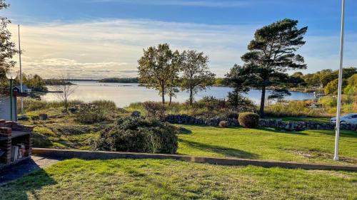 龙讷比Seaside Home with Stunning Views Overlooking Blekinge Archipelago的享有湖景。