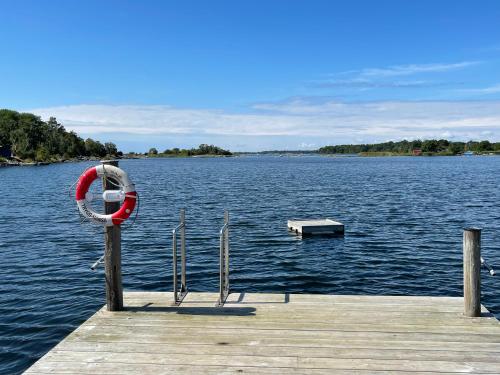 龙讷比Seaside Home with Stunning Views Overlooking Blekinge Archipelago的水体上带救生员的码头