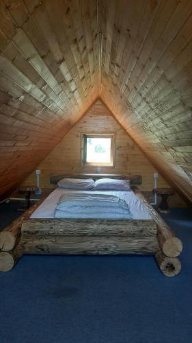 比耶利纳Drinska Ljepotica的配有窗户的小木屋内的一张床位