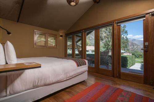 奥兰太坦波Las Qolqas EcoResort Ollantaytambo的一间卧室设有一张床和一个大窗户
