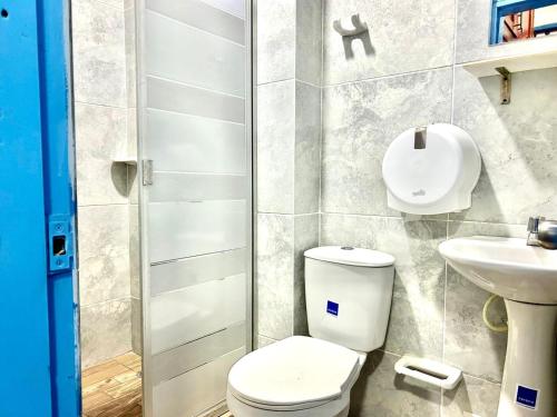 圣玛尔塔Hotel Kasaya Real的一间带卫生间和水槽的浴室