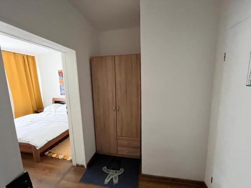 美因河畔法兰克福Apartment的一间卧室配有一张床和一个木制橱柜