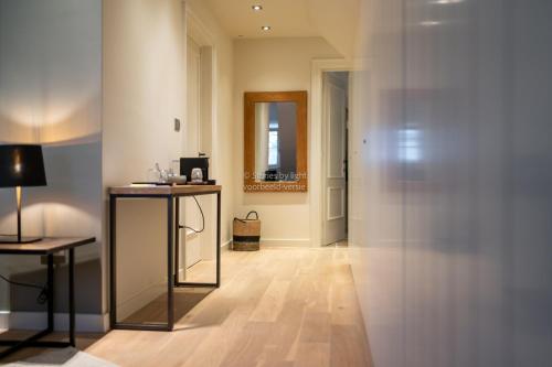 BalenB&B Rosselaer的一间设有走廊、桌子和镜子的客房