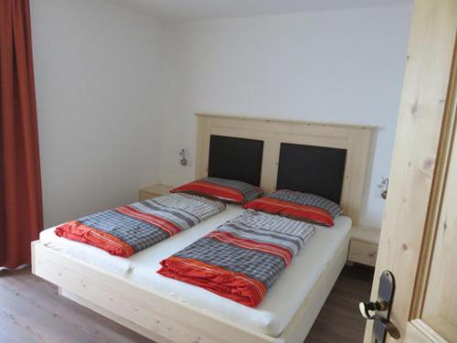 里约·迪·普斯特里亚Parleitnerhof Ferienwohnung Abendrot的一张床上有两个枕头的房间