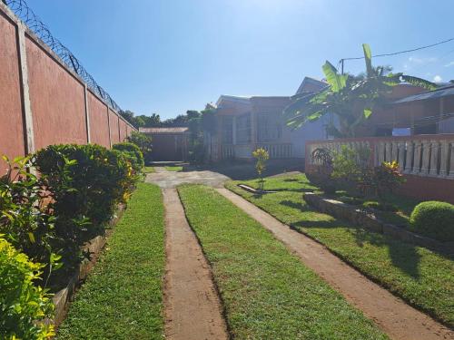 图阿马西纳Chez Nofy Toamasina的建筑物旁的一条泥土路