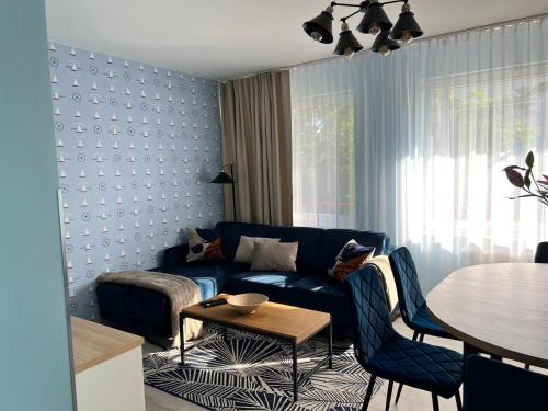斯维诺乌伊希切Apartament BARI的客厅配有蓝色的沙发和桌子