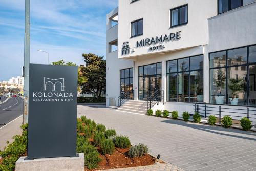 扎达尔Miramare Hotel的前面有标志的建筑