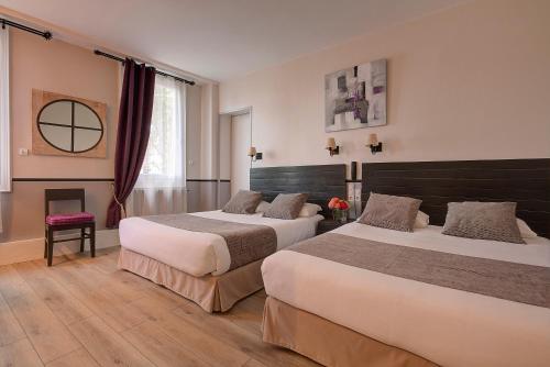 贝尔热拉克The Originals City, Hôtel de Bordeaux, Bergerac (Inter-Hotel)的酒店客房设有两张床和窗户。