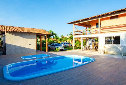 JoanesPousada das Estrelas的房屋甲板上的游泳池