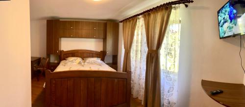 阿尔杰什河畔库尔泰亚Casa de sub Salcie的一间卧室设有一张床和一个窗口
