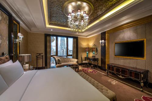 利雅德Narcissus Riyadh Hotel & Spa的一间卧室配有一张床和一台平面电视