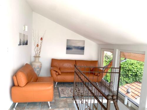 凯斯特海伊Villa Lillybeth - Lake Balaton的客厅配有沙发和椅子