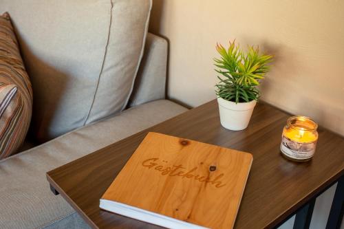 格罗尔斯泰因Ferienwohnung Airone Nero的一张木桌,上面有一本书