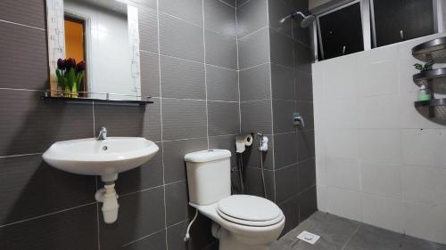 金马仑高原A ONE Holiday Apartment-Quintet的一间带卫生间和水槽的浴室